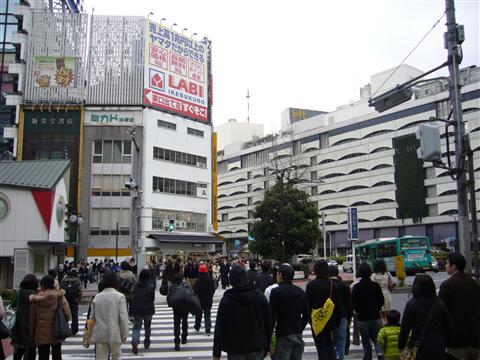 池袋駅東口交差点写真画像
