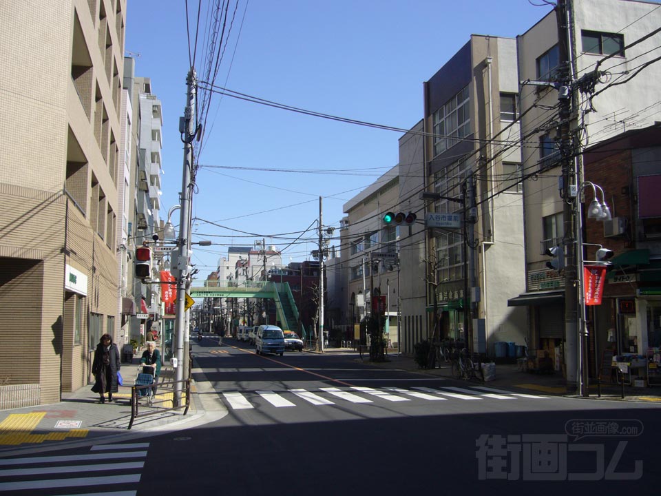 入谷市場前交差点