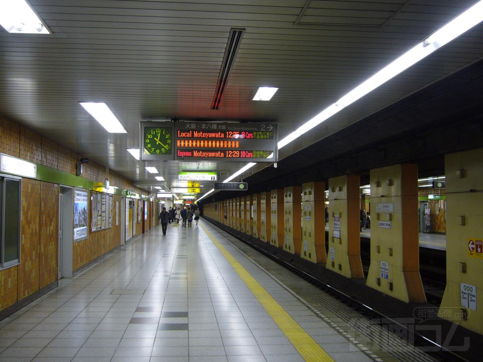 都営地下鉄神保町駅ホーム(都営新宿線)