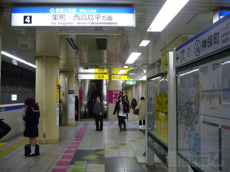都営地下鉄神保町駅ホーム(都営三田線)