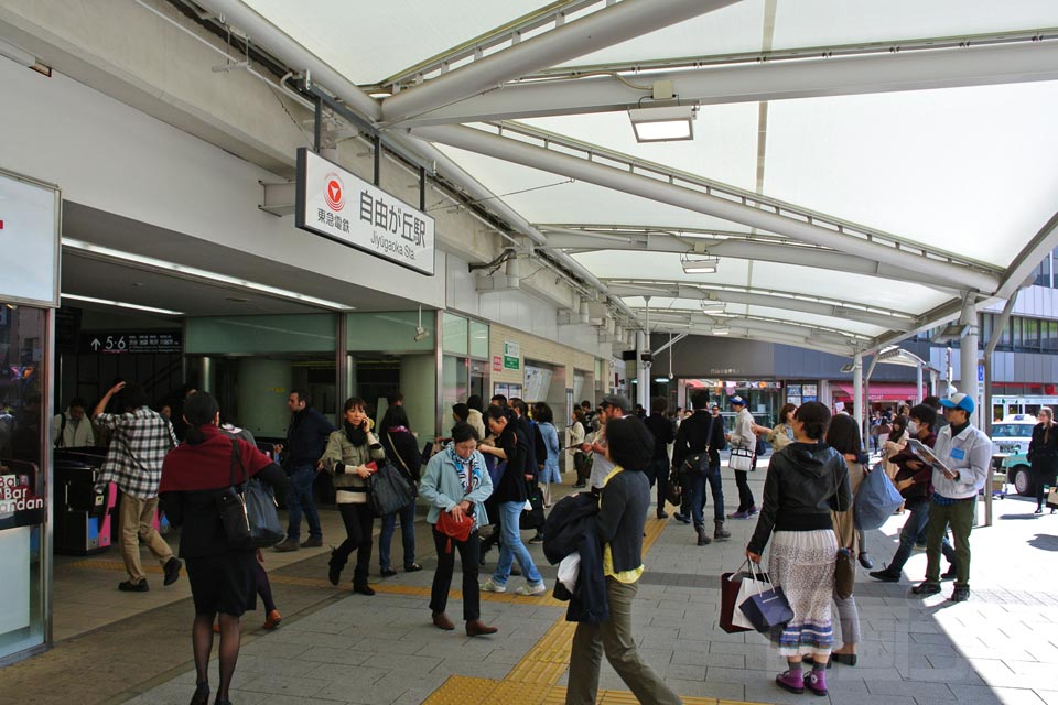 東急自由が丘駅正面口前