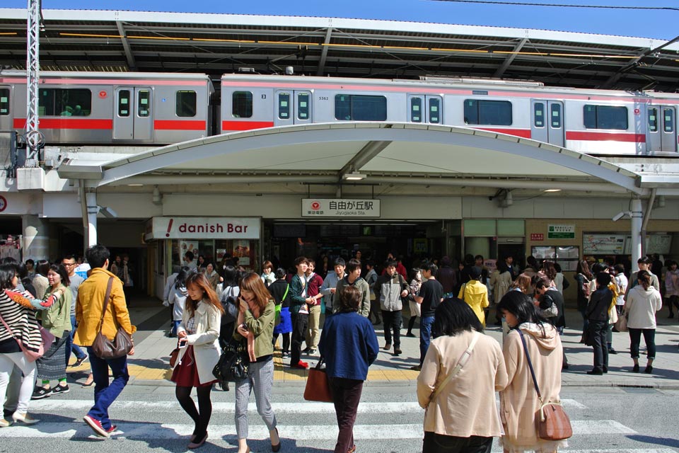 東急自由が丘駅正面口前