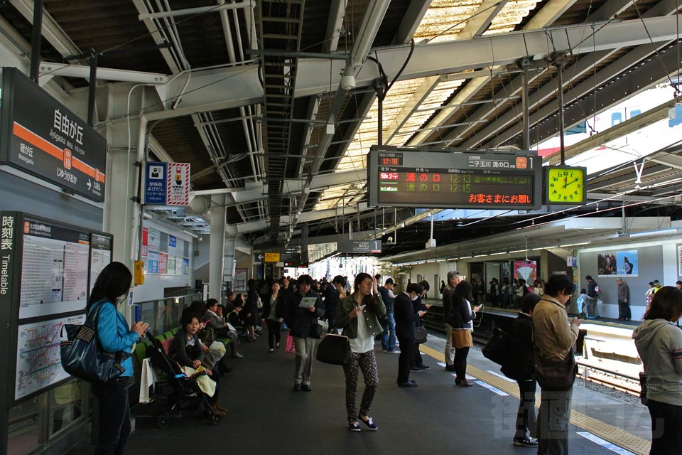 東急自由が丘駅ホーム(東急大井町線)