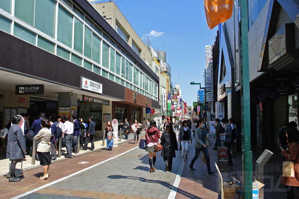 東急自由が丘駅南口前