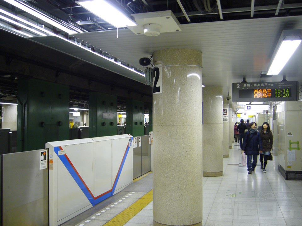都営地下鉄春日駅ホーム(都営三田線)