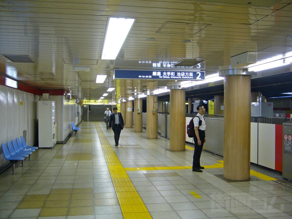 東京メトロ霞ケ関駅ホーム(東京メトロ丸ノ内線)
