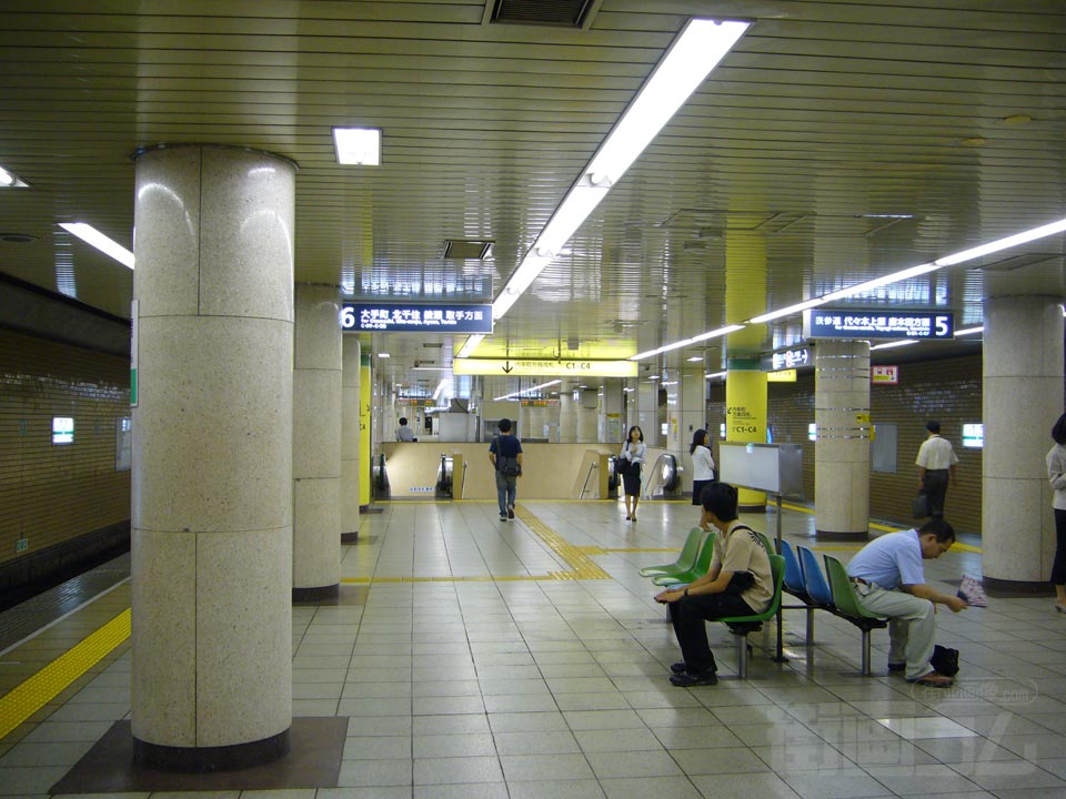 東京メトロ霞ケ関駅ホーム