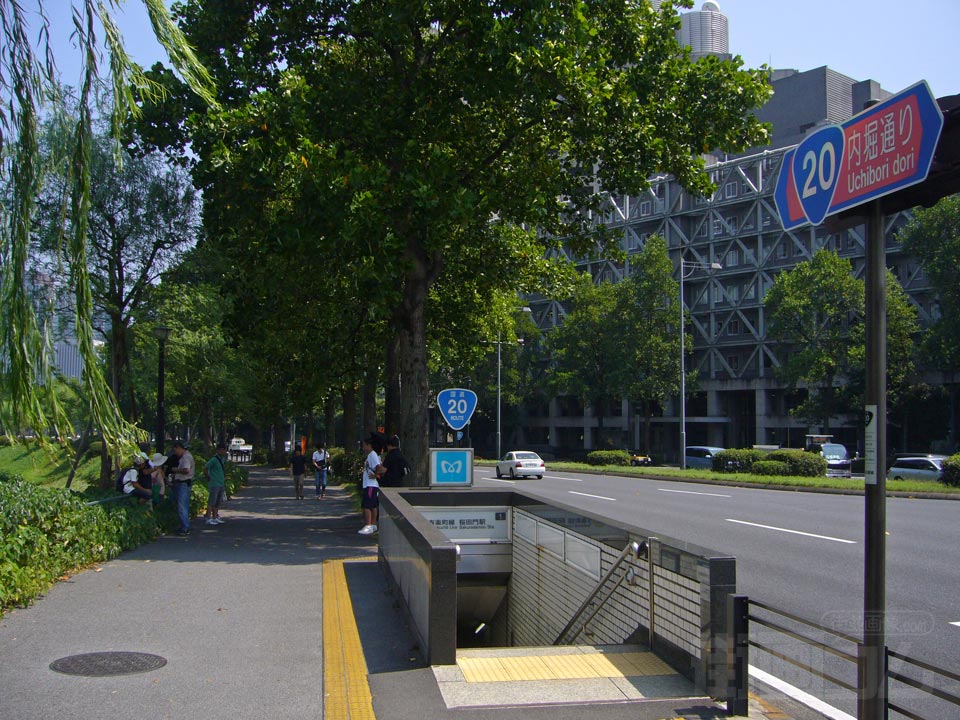 東京メトロ桜田門駅前