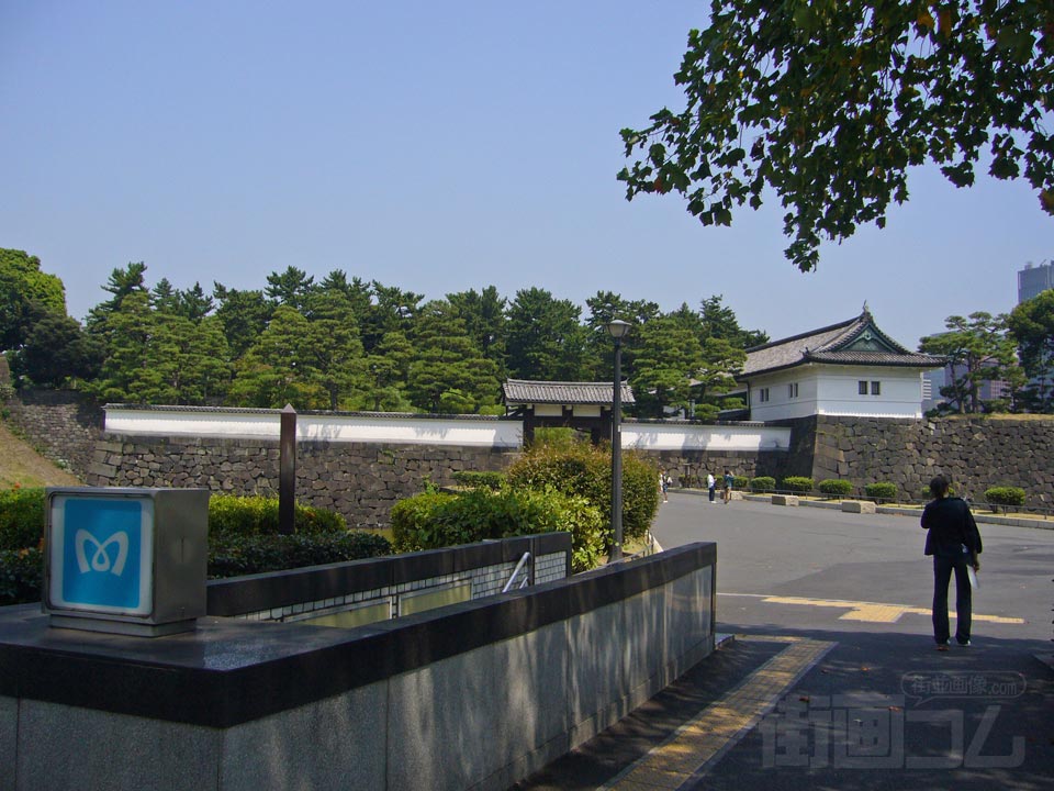 東京メトロ桜田門駅前