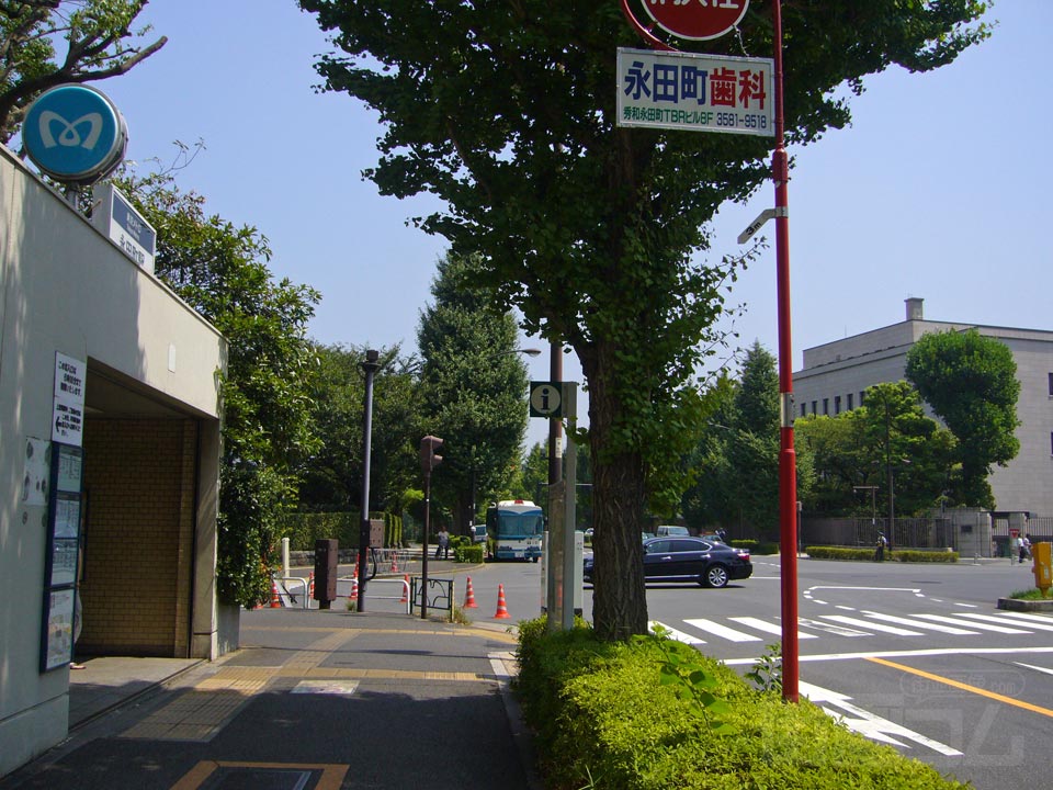 東京メトロ永田町駅前