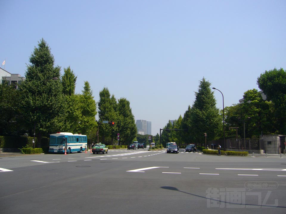 参議院通用門前交差点