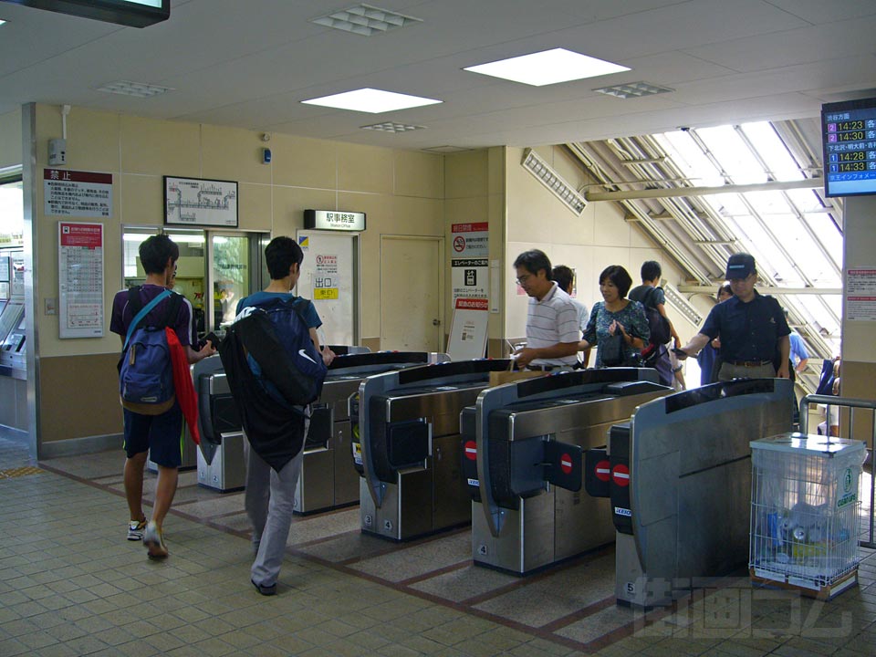 京王駒場東大前駅東口改札口写真画像