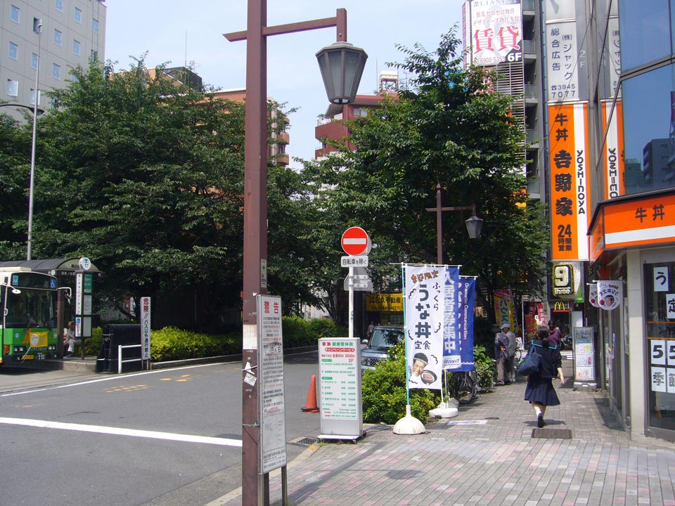 東京メトロ・JR駒込駅南口前