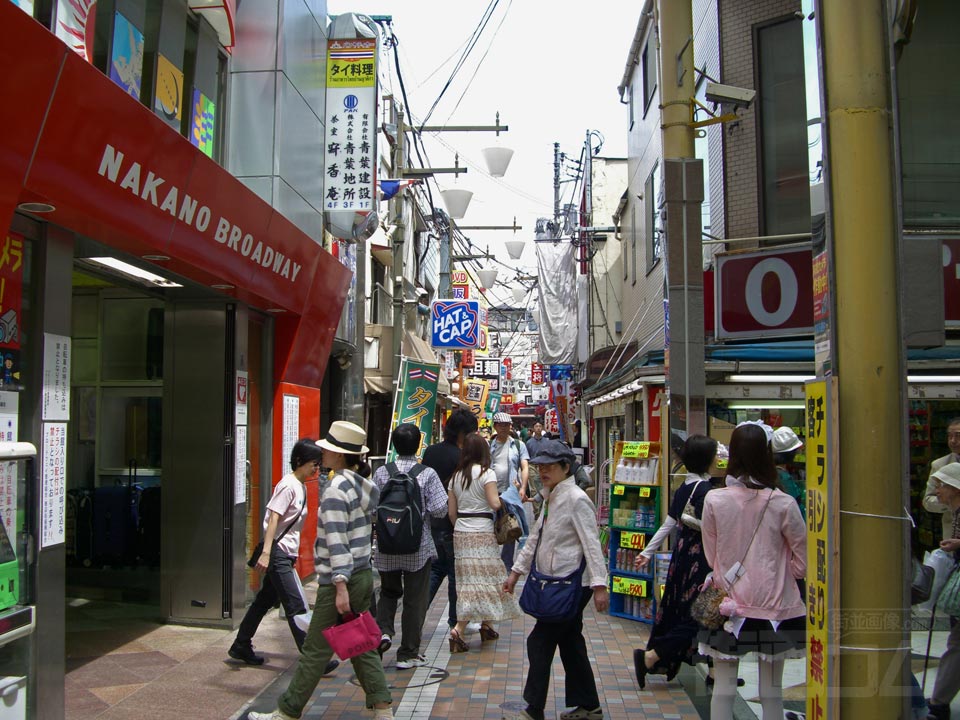 中野ブロードウェイ前