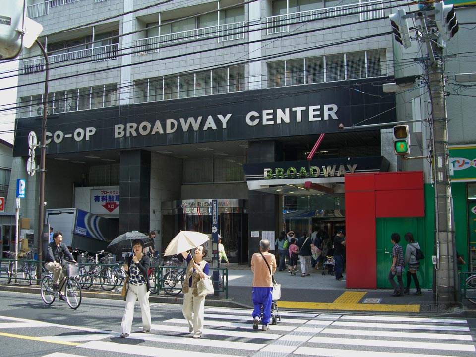 中野ブロードウェイ前