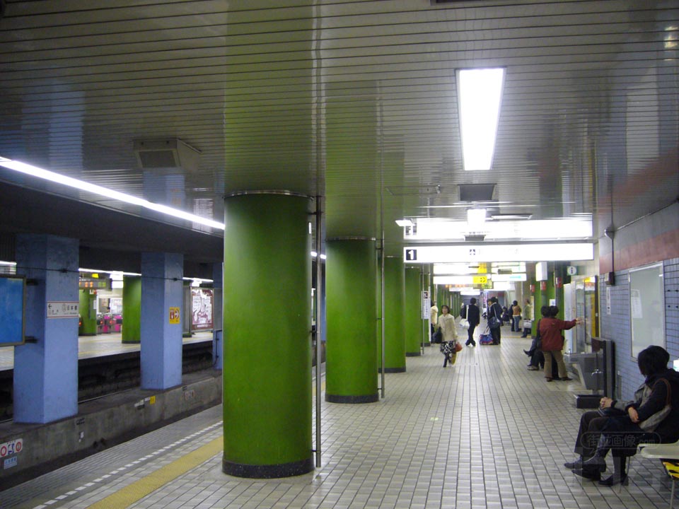 都営地下鉄日本橋駅ホーム(都営浅草線)