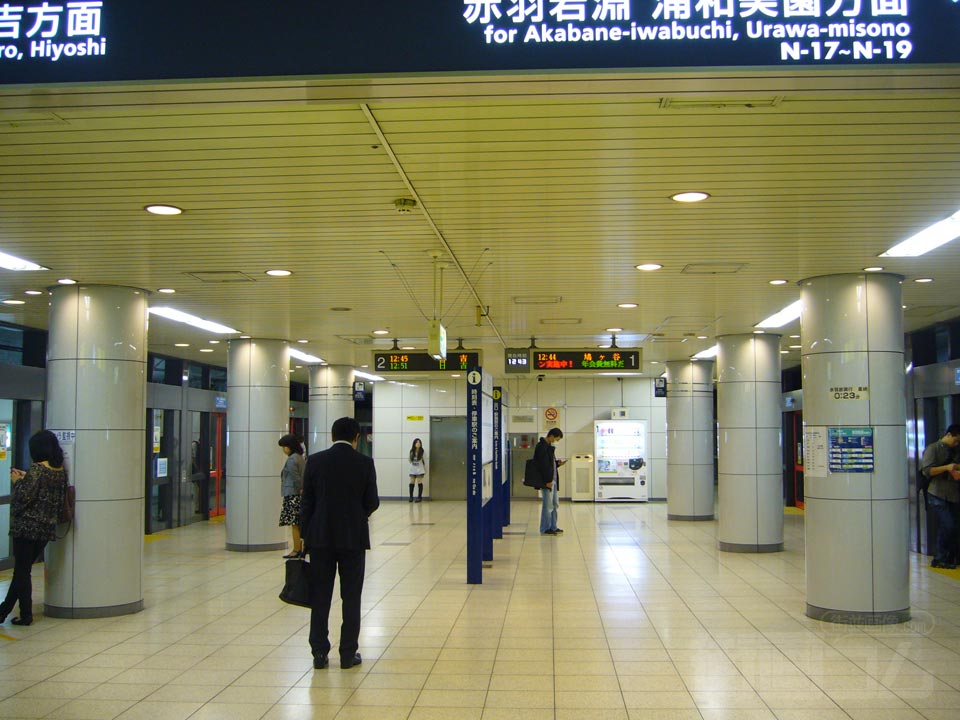 東京メトロ王子駅ホーム写真画像
