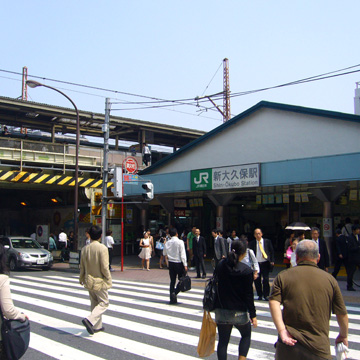 東京都新宿区大久保・新大久保駅前写真画像