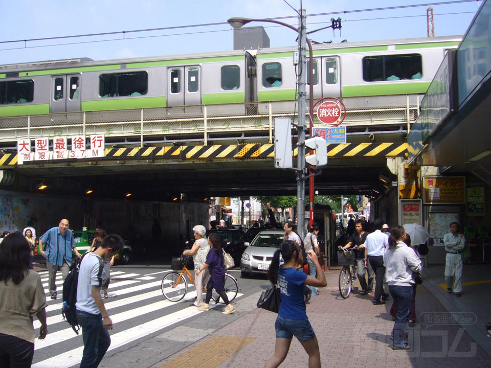 JR新大久保駅前