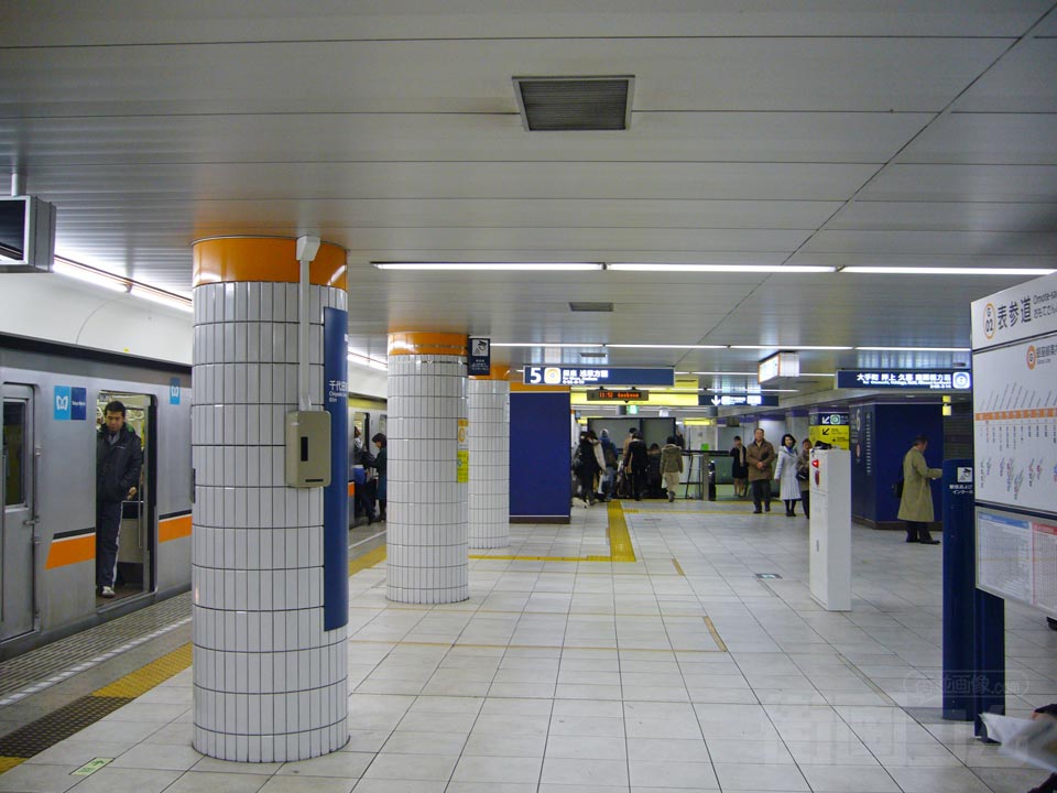 東京メトロ表参道駅ホーム(東京メトロ銀座線)