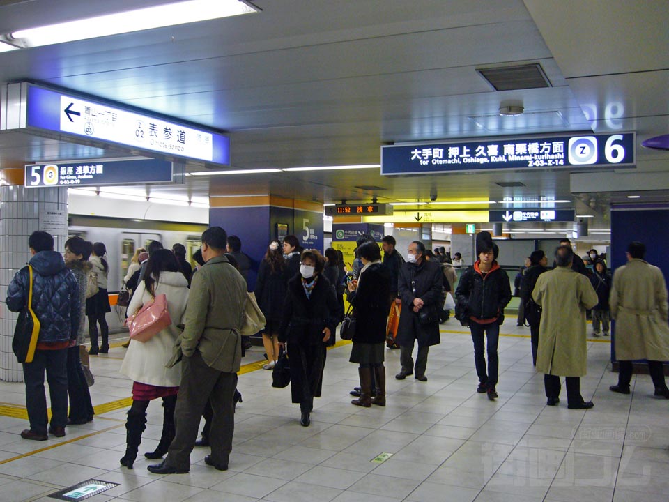 東京メトロ表参道駅ホーム(東京メトロ半蔵門線)
