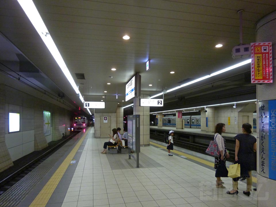 小田急成城学園前駅ホーム(小田原線)