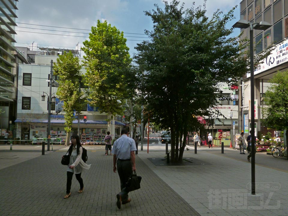小田急成城学園前駅北口前