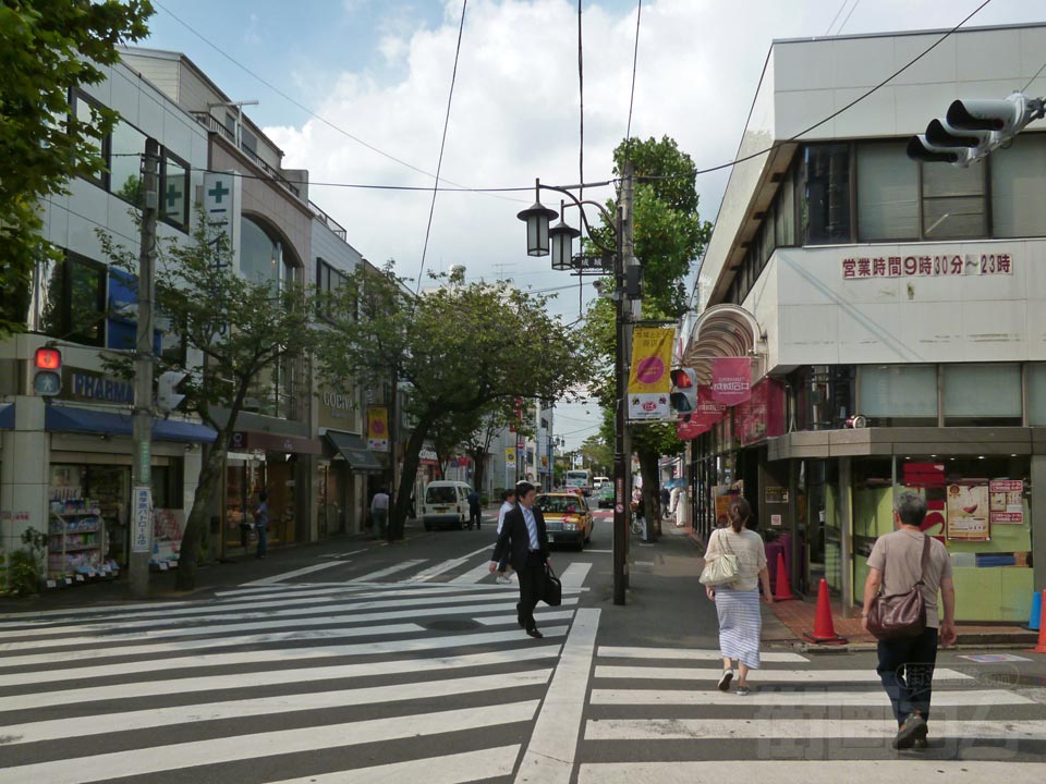 小田急成城学園前駅北口前
