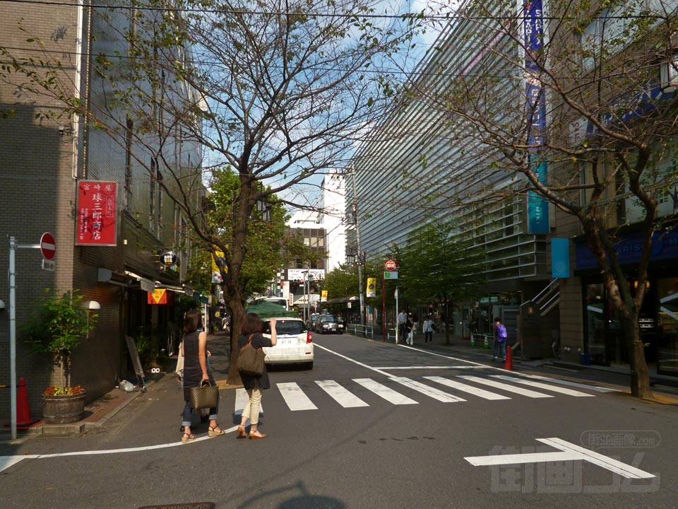 小田急成城学園前駅北口前