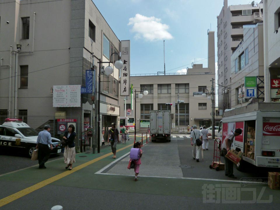 小田急成城学園前駅南口前