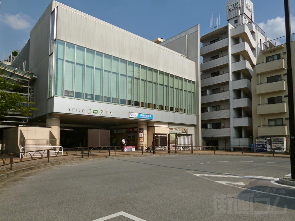 小田急成城学園前駅西口前