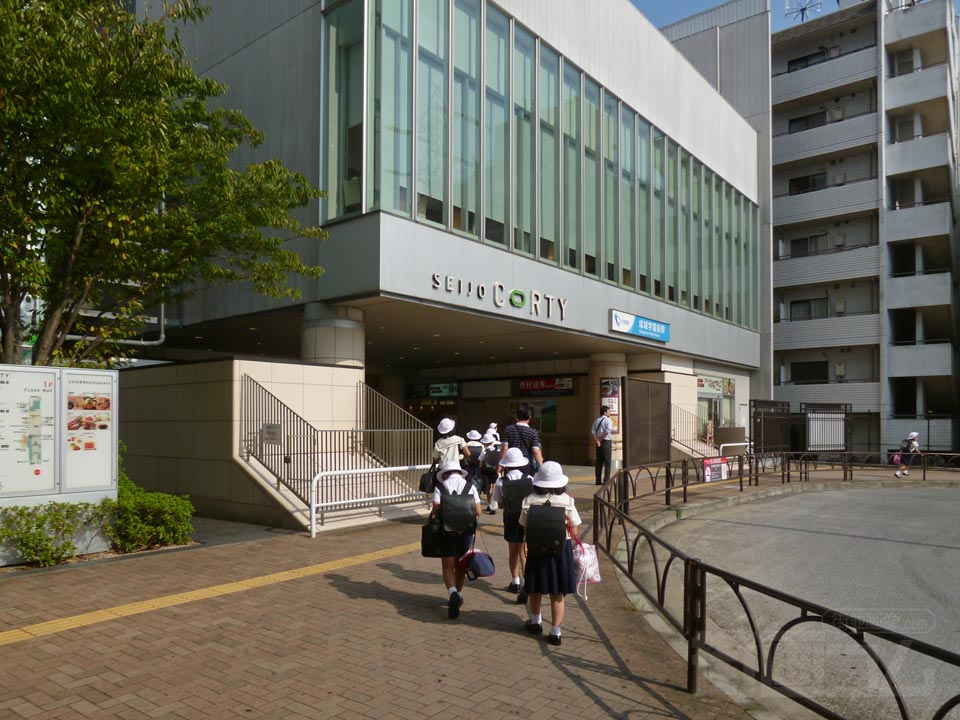 小田急成城学園前駅西口前