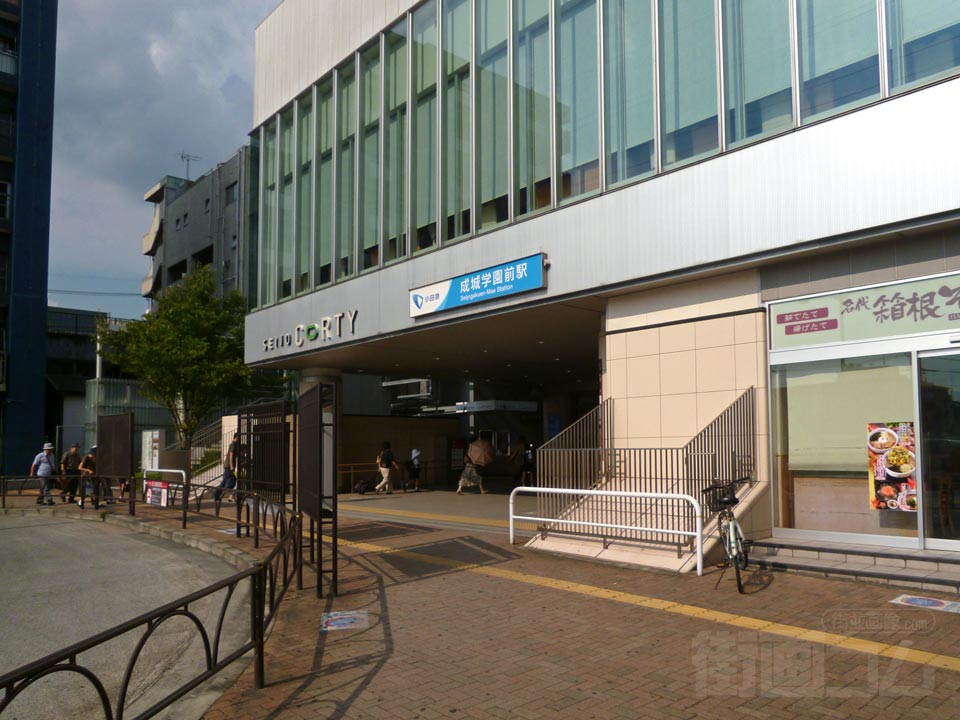小田急成城学園前駅西口前