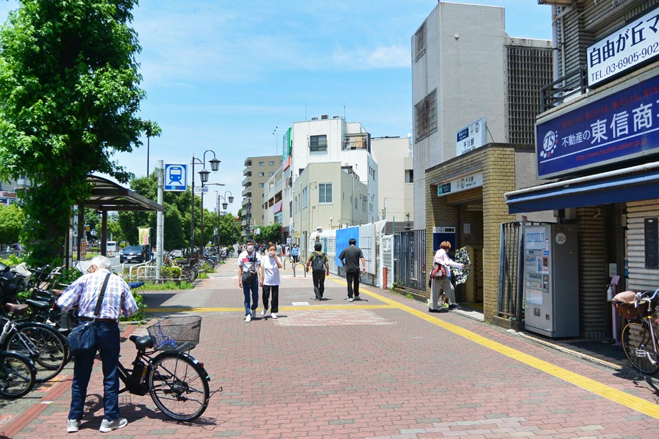 東京メトロ千川駅前