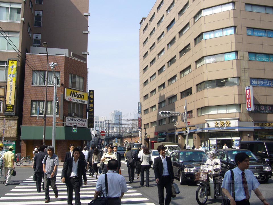 新橋駅日比谷口前交差点写真画像