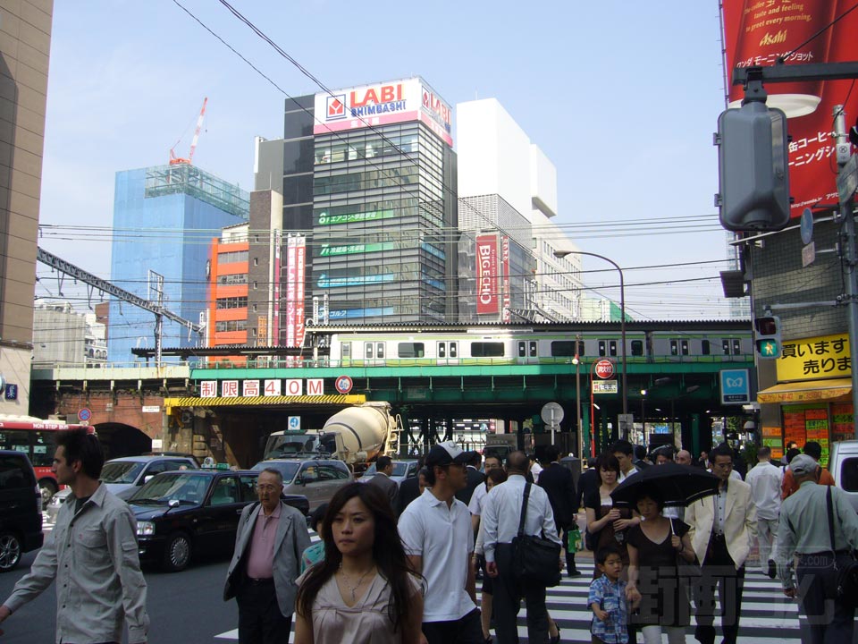 新橋駅日比谷口前交差点写真画像