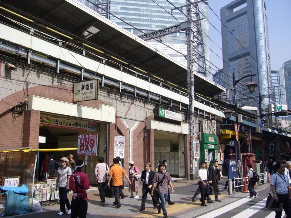 JR新橋駅烏森口写真画像