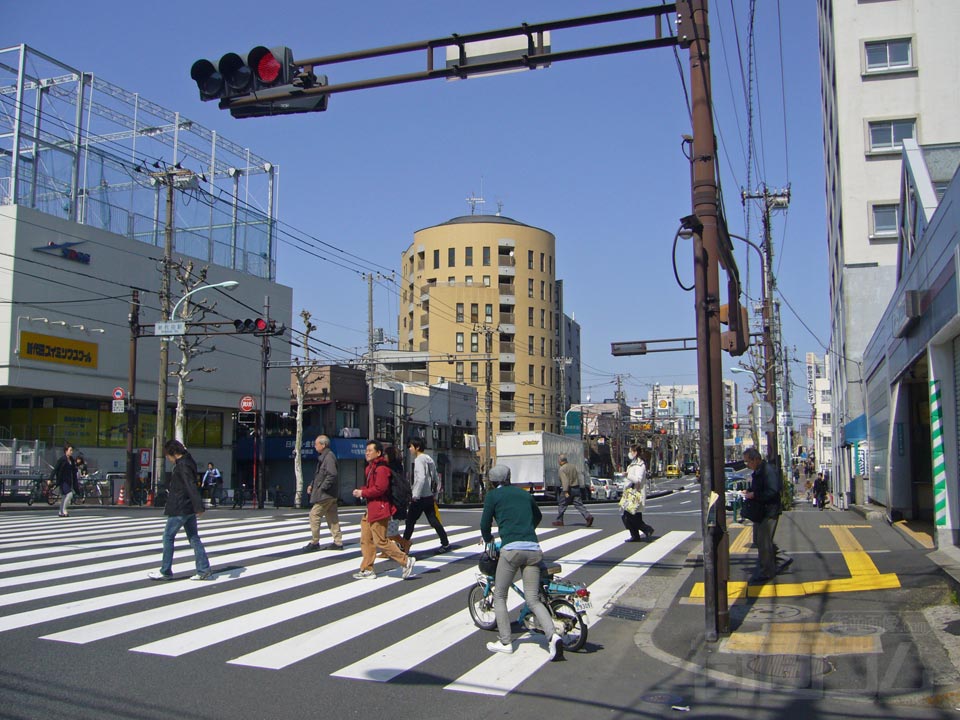 新代田駅交差点写真画像