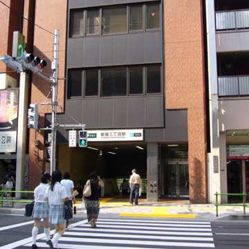 東京都新宿区新宿三丁目駅前写真画像
