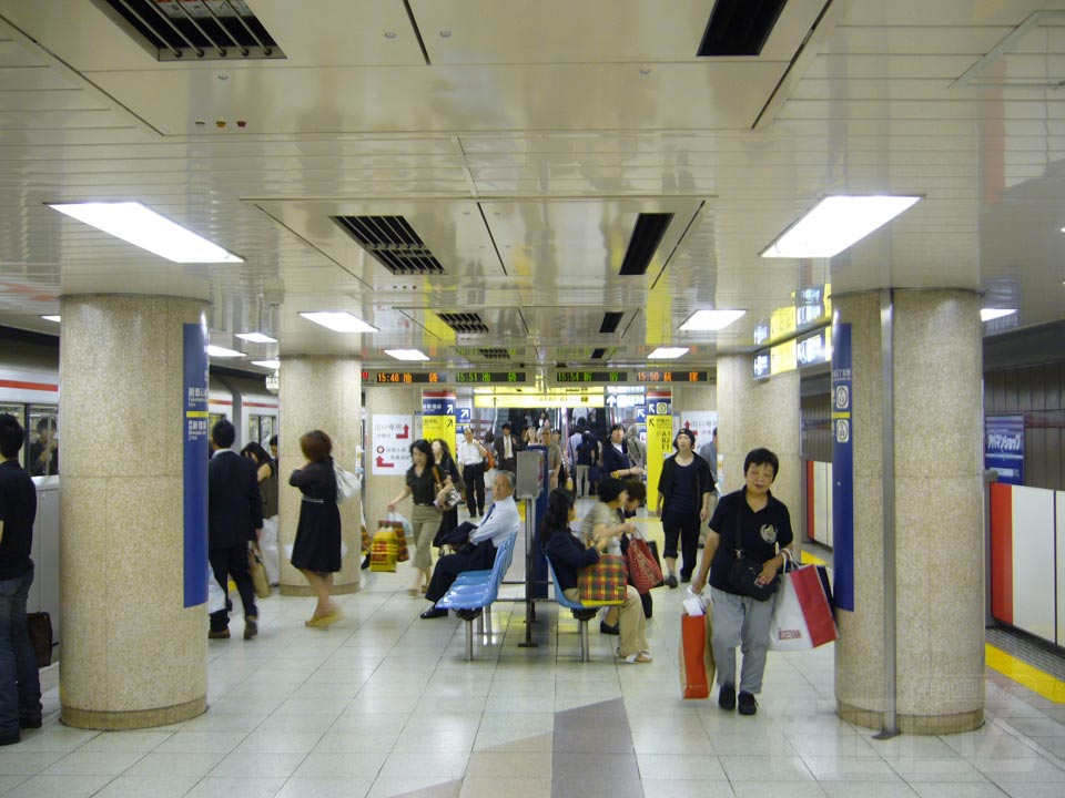 東京メトロ新宿三丁目駅ホーム(東京メトロ丸ノ内線)