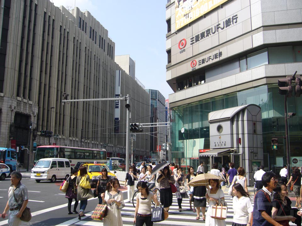 新宿三丁目交差点