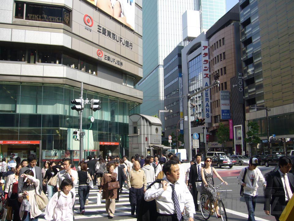 新宿三丁目交差点