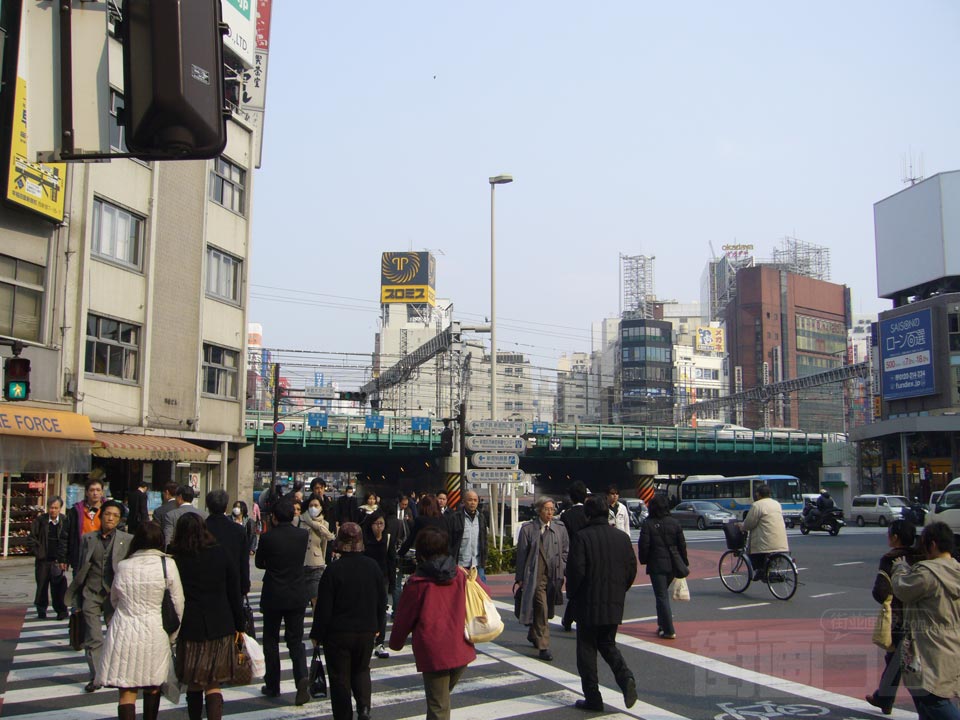 新宿大ガード西交差点