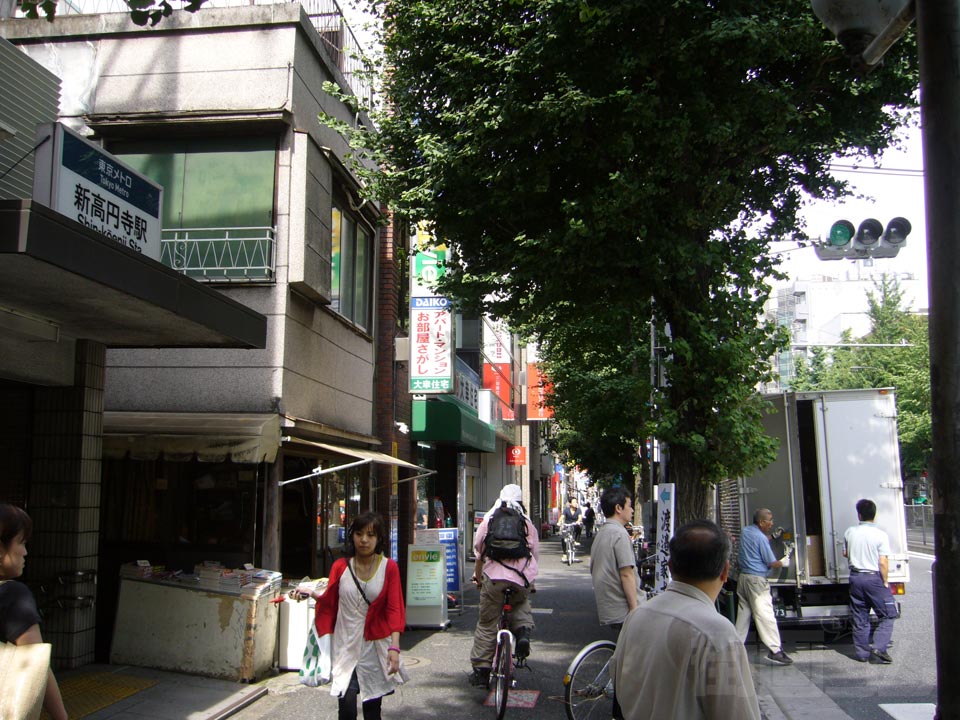 東京メトロ新高円寺駅前