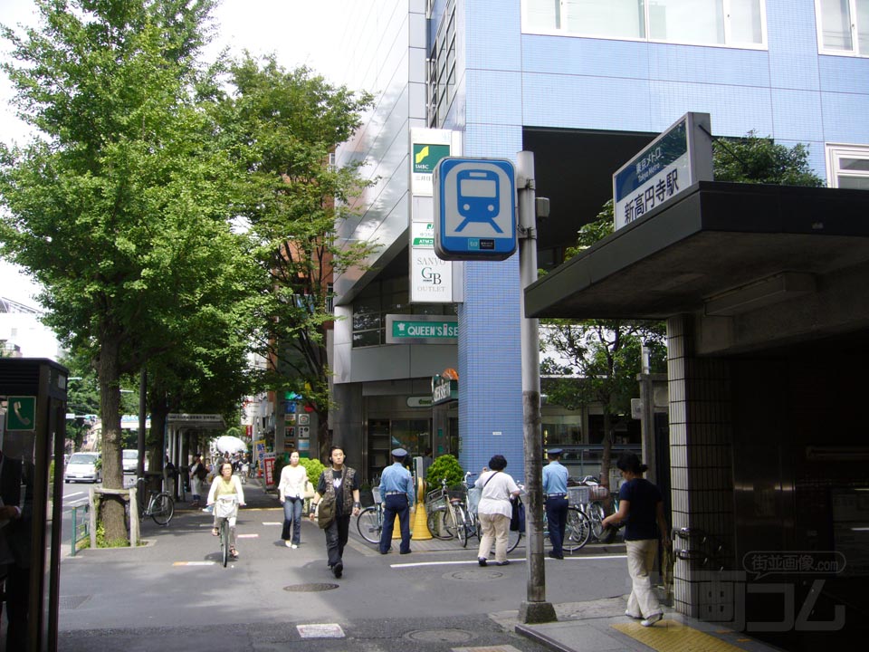 東京メトロ新高円寺駅前
