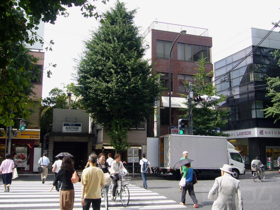 東京メトロ新高円寺駅前