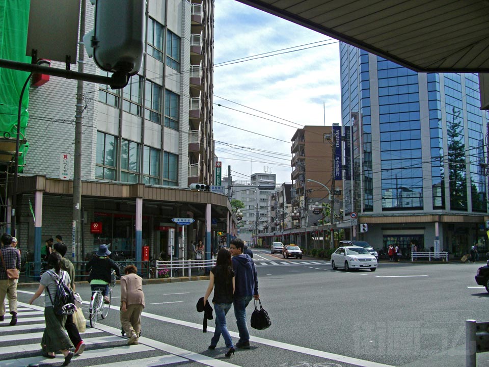 鍋屋横丁交差点写真画像