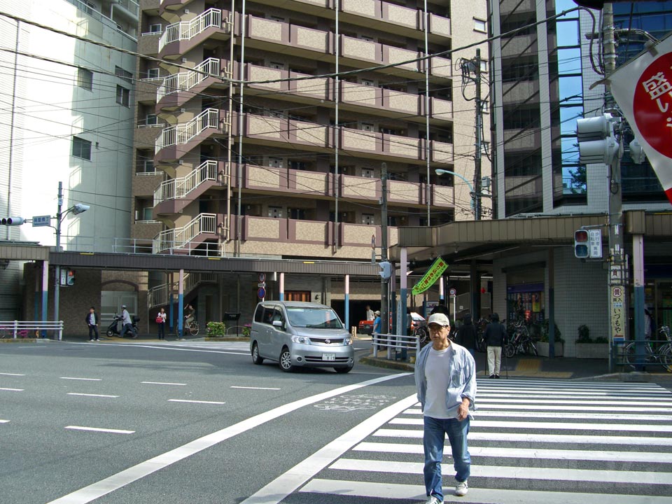 鍋屋横丁交差点写真画像