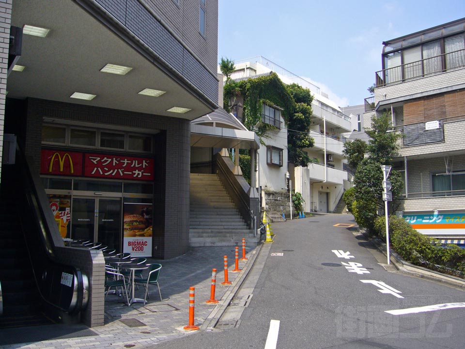 京王神泉駅北口前