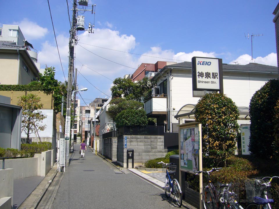 京王神泉駅西口前